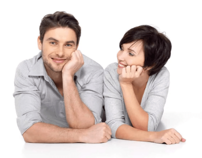 Zadovoljni muškarac i žena nakon tečaja liječenja prostatitisa Prostamin kapsulama