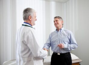 liječnik i zadovoljan pacijent izliječio prostatitis