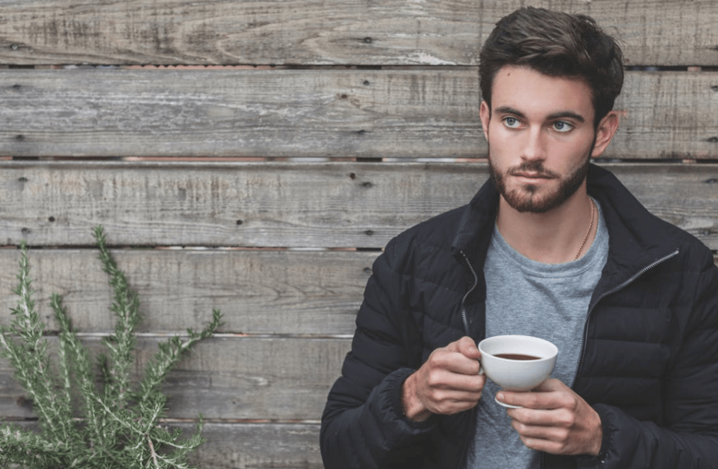 čovjek pije čaj da spriječi prostatitis